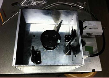 用于吸收测量的实验设置，该测量含有用于照明的光纤，IDUS INGAAS DU490A-1,7检测器和光谱仪