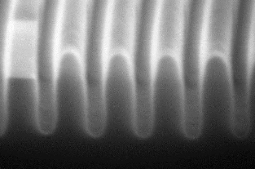 25 nm宽Si战壕蚀刻啤酒110海里深度,HSQ面具还在的地方