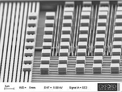 除去顶层电介质层，露出四层金属层